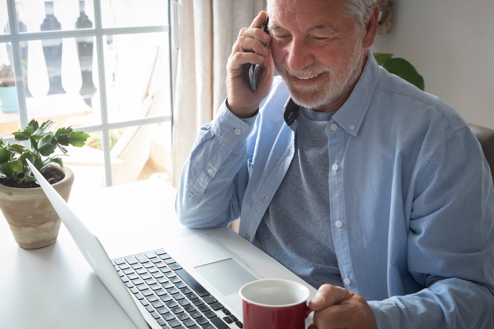 un senior qui téléphone