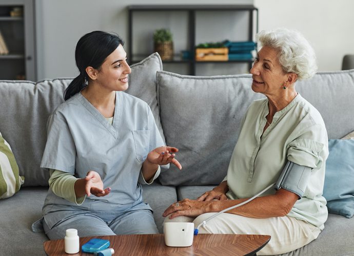 une dame qui ausculte une personne âgée