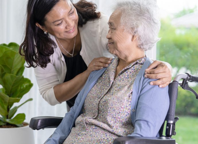 une dame qui réconforte une personne âgée