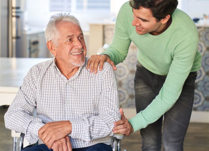 un jeune homme qui s'occupe d'un senior