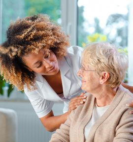 une dame qui s'occupe d'une personne âgée