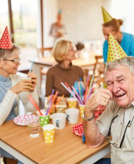 plusieurs personnes âgées qui fêtent un anniversaire