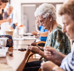 des seniors qui font une activité