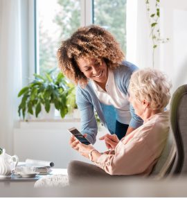 deux personnes qui consultent un portable