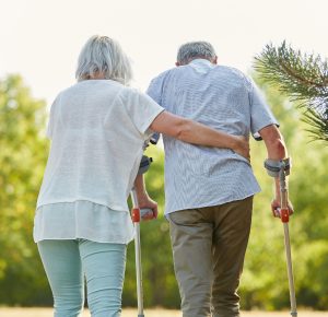 deux seniors qu'on voit de dos qui marchent