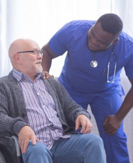 un jeune homme qui discute avec un senior