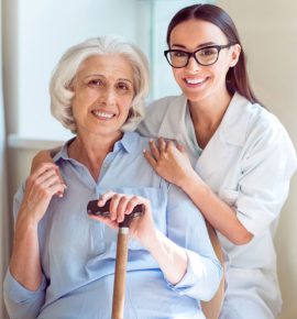 une dame âgée et une jeune femme qui sont heureuses