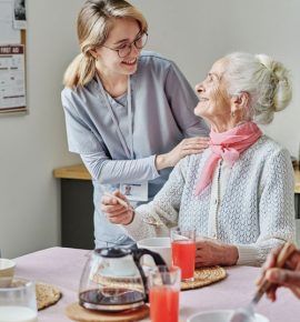 une dame âgée et une jeune dame qui discutent