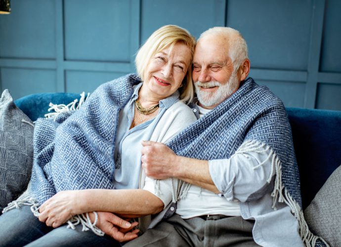 deux personnes âgées qui s'entelacent