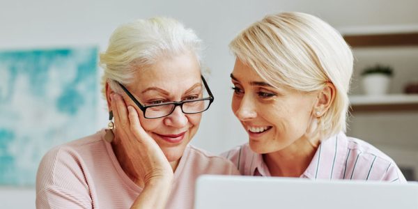 deux ames qui cherchent une information sur un ordinateur